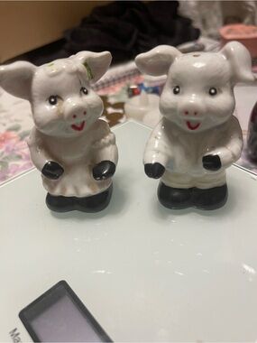 #100, vintage anthropomorphic piggy salt and pepper shaker